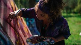 Daniela Schatz an der Staffelei