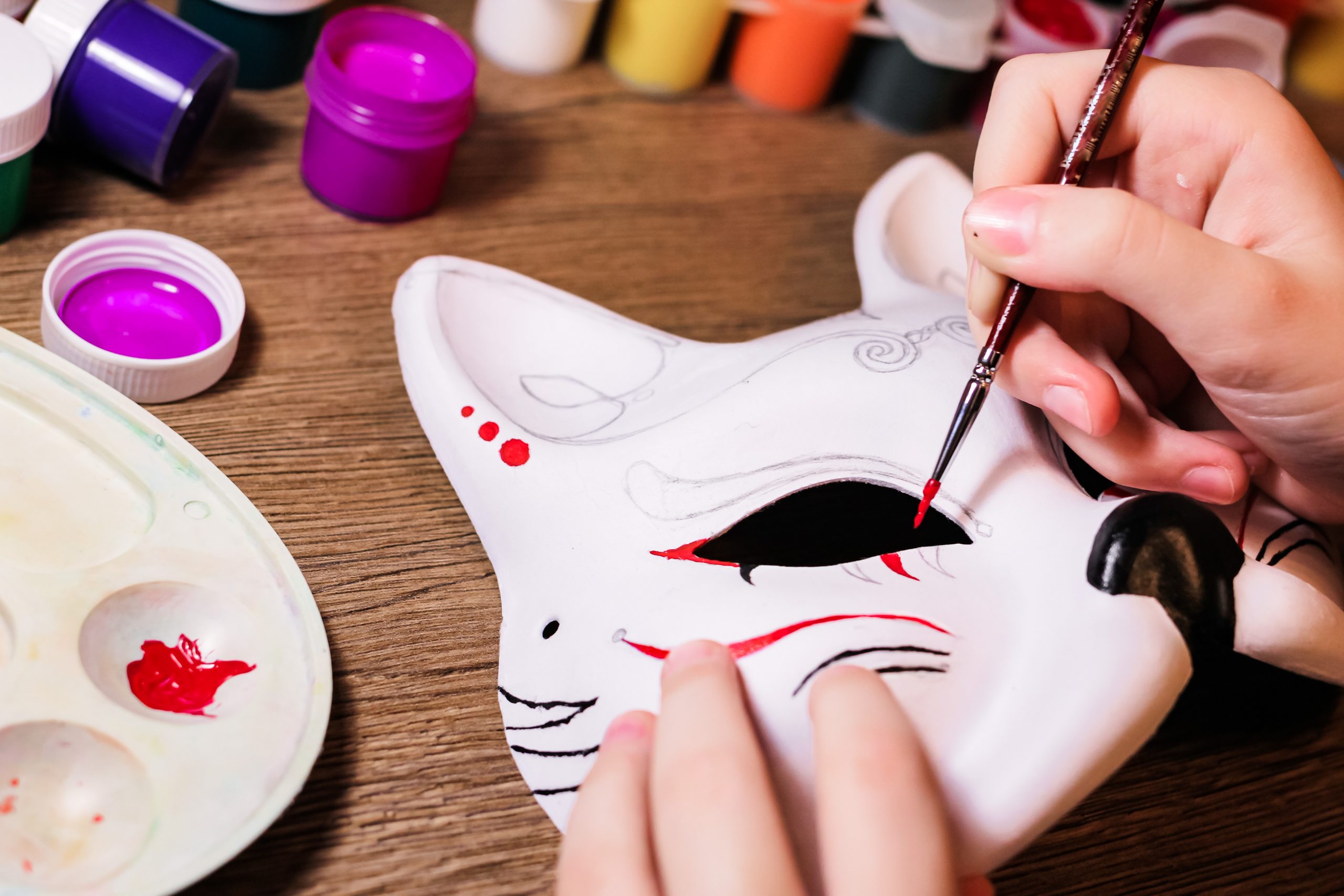 Foto mit Katzenmaske und Malerei